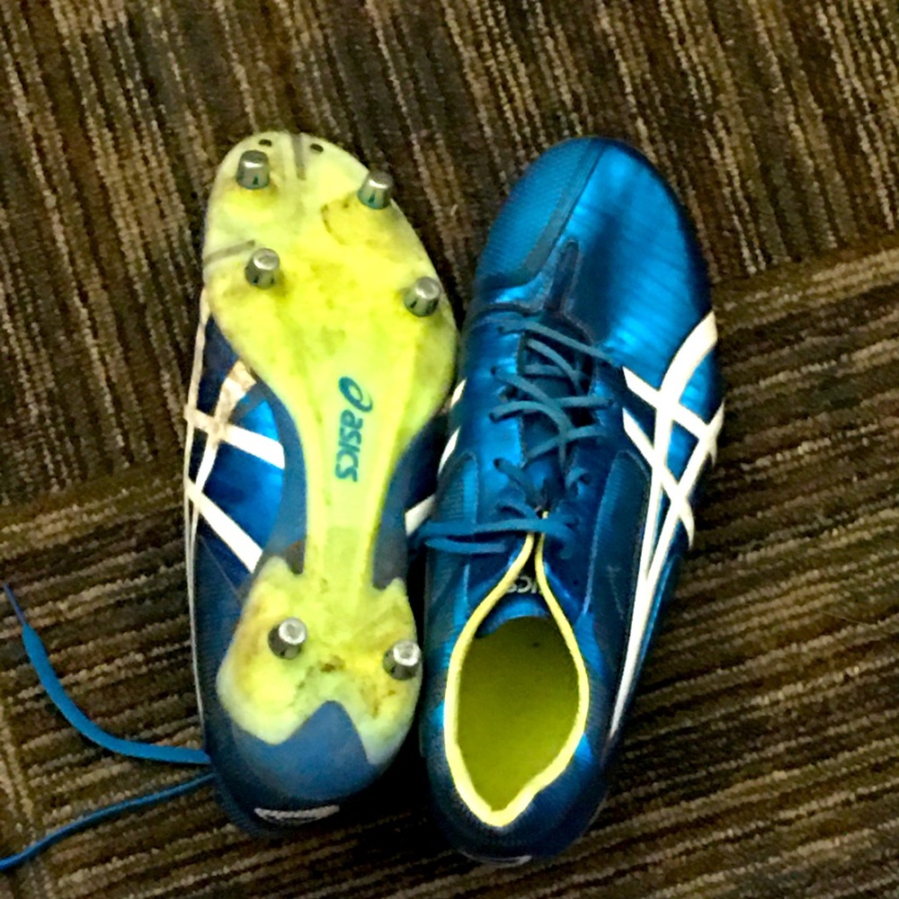 Soccer cleats